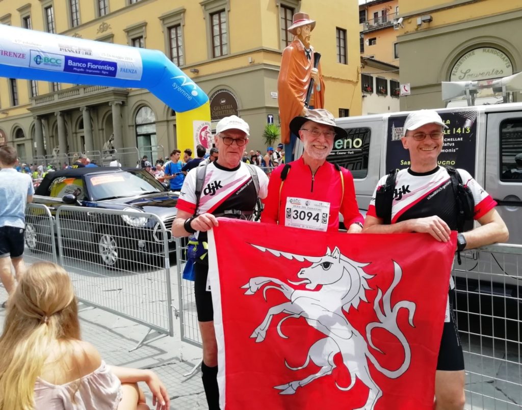 Foto der Teilnehmer aus Schwäbisch Gmünd kurz vor dem Start in Florenz: v.l.n.r.: Norbert Hahn, Erich Wenzel und Kurt Bachmann mit der Gmünder Einhorn-Fahne