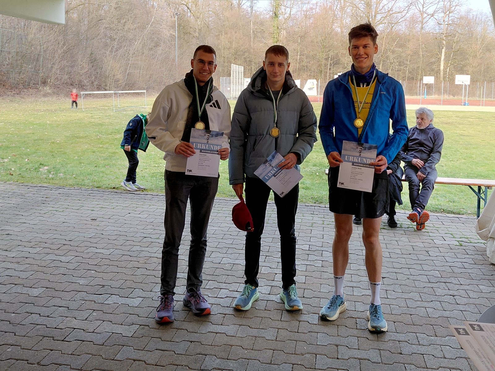 Die Sieger in der Altersklasse M mit dem Drittplazierten Elias Hofele
