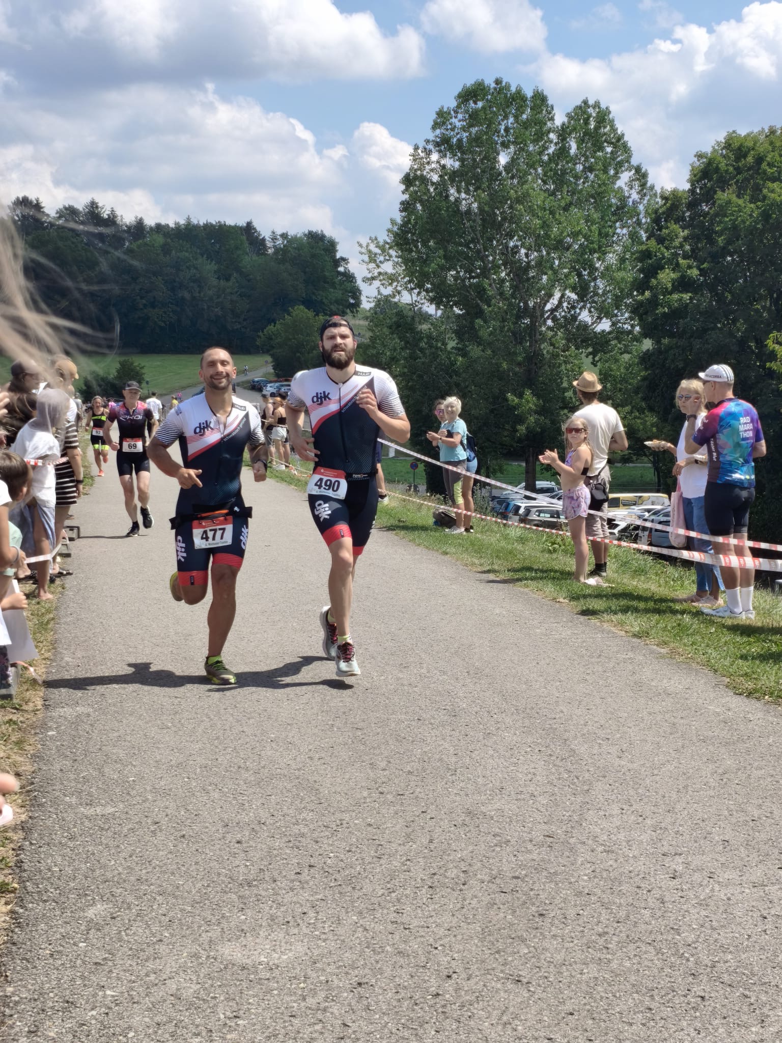 Gemeinsam Richtung Ziel beim Welzheimer Triathlon 2026, Christopher Brunner und Sascha Rofka